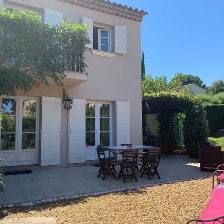 Maison Spacieuse Avec Piscine Partagée à *