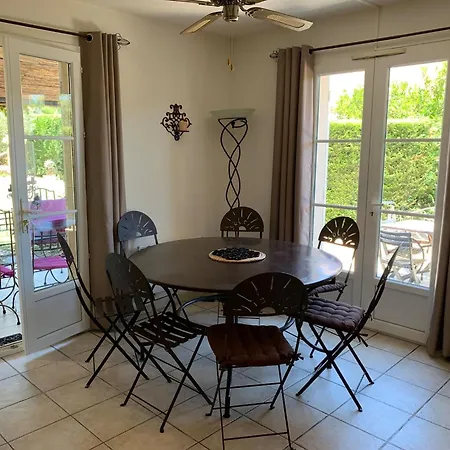 Maison Spacieuse Avec Piscine Partagée à