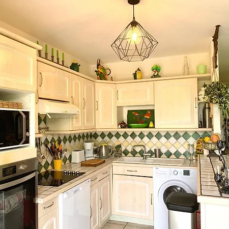 Maison Spacieuse Avec Piscine Partagée à