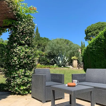 Maison Spacieuse Avec Piscine Partagée à * Gassin