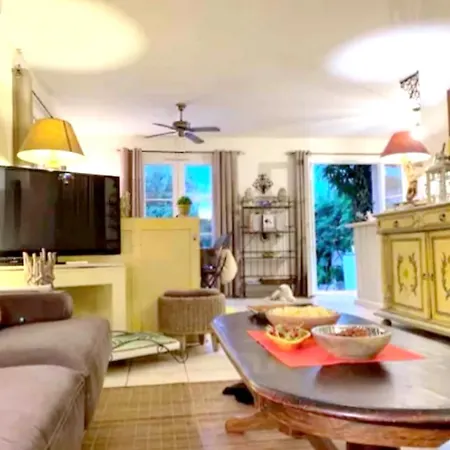 Maison Spacieuse Avec Piscine Partagee A