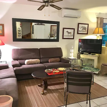 Maison Spacieuse Avec Piscine Partagee A Gassin