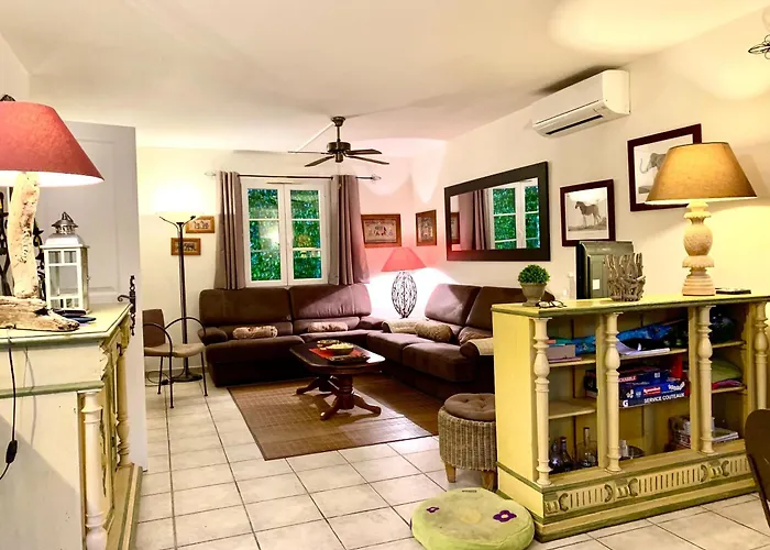 Maison Spacieuse Avec Piscine Partagee A * Gassin