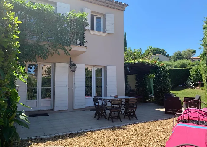 Maison Spacieuse Avec Piscine Partagee A *