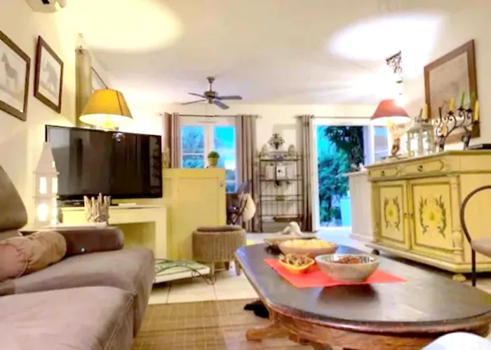 Maison Spacieuse Avec Piscine Partagee A