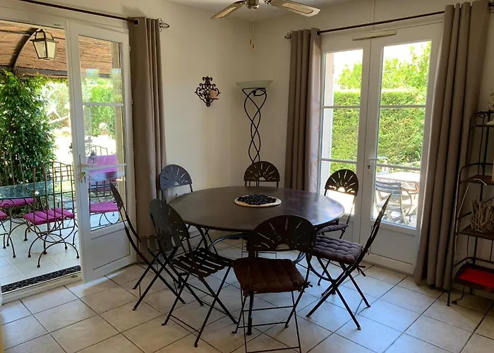 Maison Spacieuse Avec Piscine Partagee A