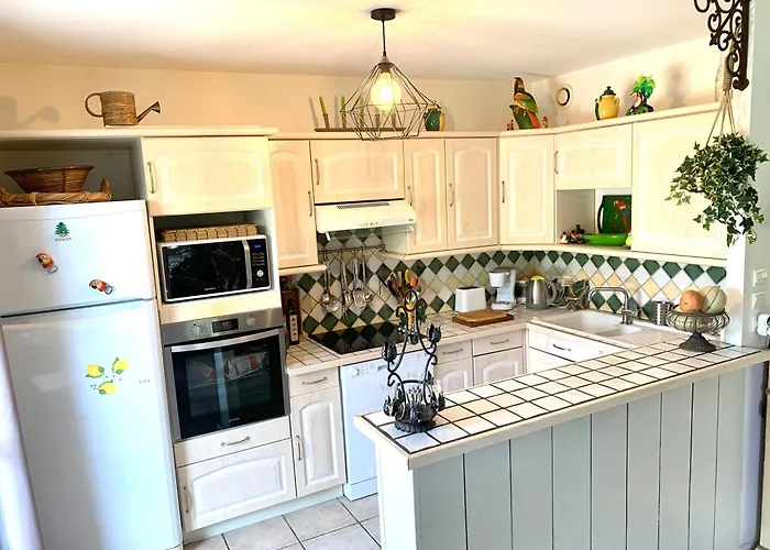 Vakantiehuis Maison Spacieuse Avec Piscine Partagee A